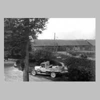 100-0033 Blick auf den Schweinestall. Rechts im Anschluss der Kuhstall. Im Vordergrund das Auto der Molkerei Sprindlack.JPG